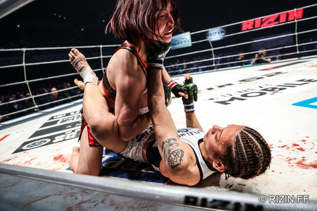 ケイト・ロータスがグラウンドの攻防で終始劣勢に立ち判定負け（RIZIN FF）