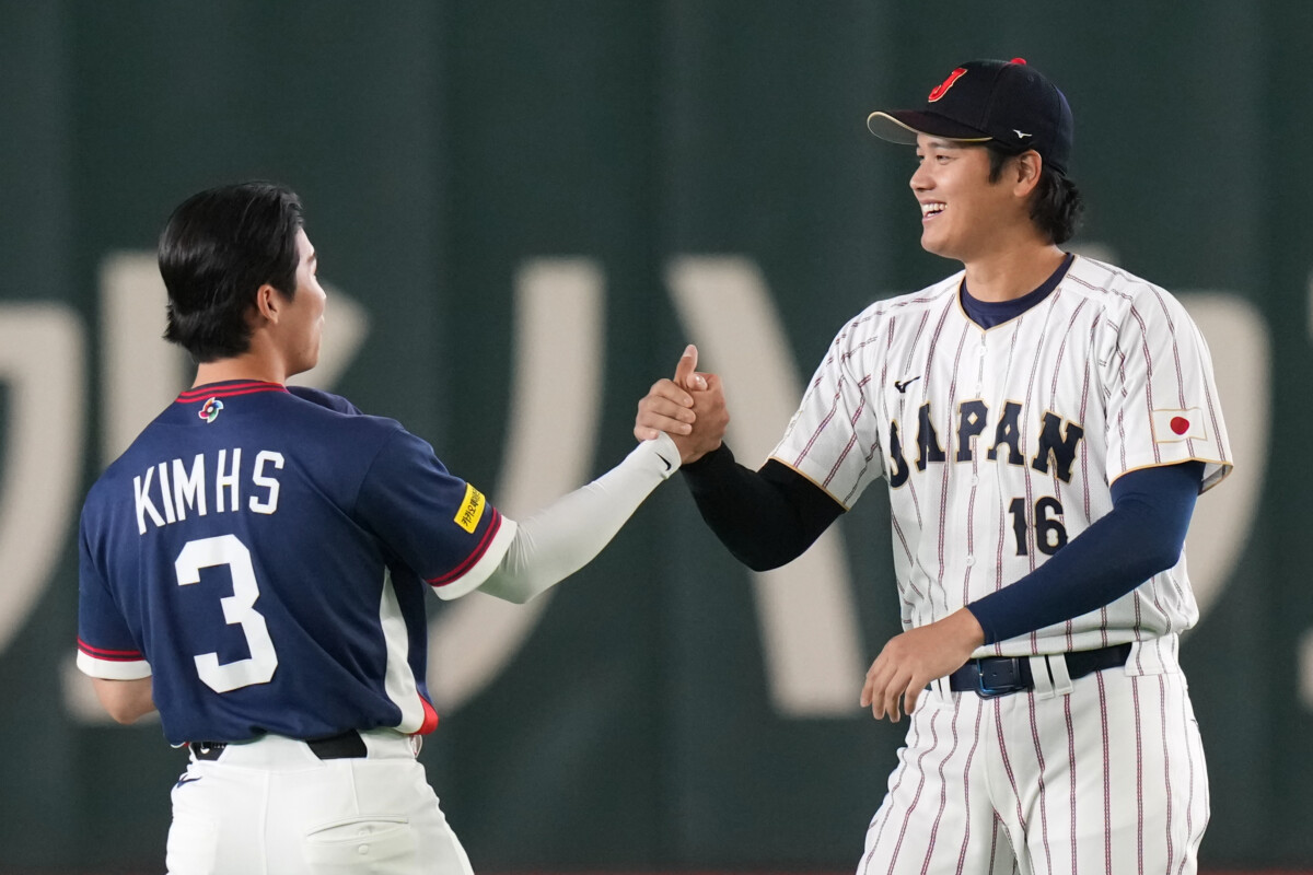 大谷は同点2ランを放ったドジャースの同僚キム・ヘソンに拍手を送った（写真・AP/アフロ）