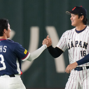 大谷は同点2ランを放ったドジャースの同僚キム・ヘソンに拍手を送った（写真・AP/アフロ）