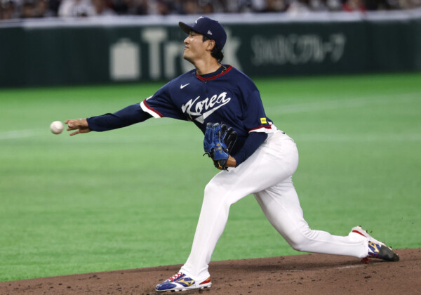 韓国の先発コ・ヨンピョは鈴木に2発、大谷に1発を浴びて撃沈した（写真・ロイター/アフロ）