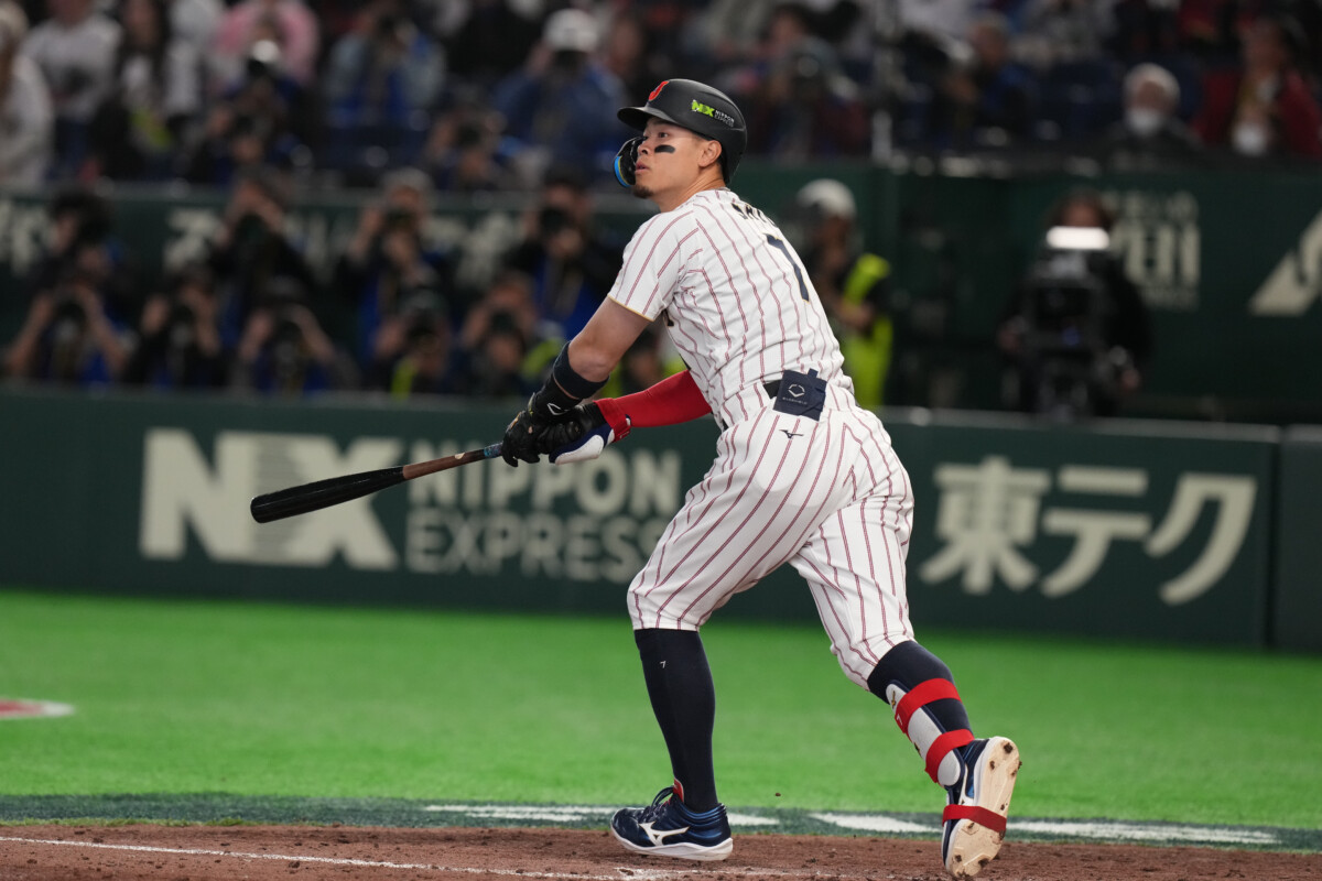 サトテルが8回に代打で貴重なタイムリー二塁打を放つ（写真・ＡＰ/アフロ）