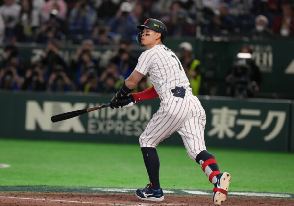 サトテルが8回に代打で貴重なタイムリー二塁打を放つ（写真・ＡＰ/アフロ）