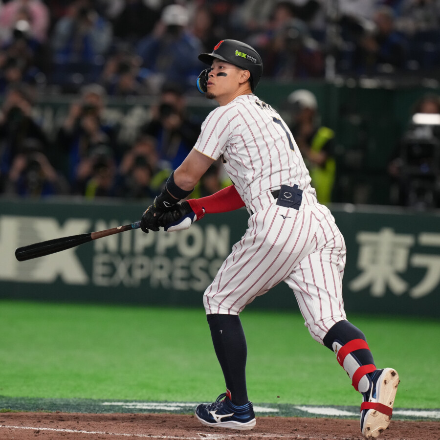 サトテルが8回に代打で貴重なタイムリー二塁打を放つ(写真・AP/アフロ)