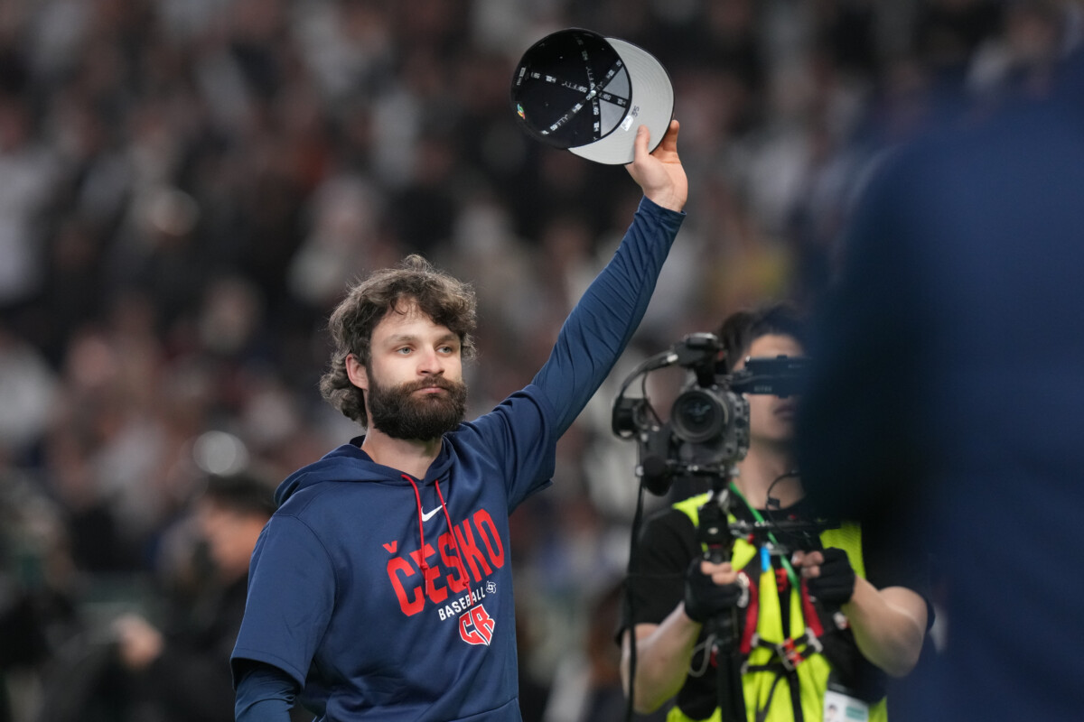 今大会を限りに現役引退するチェコのサトリアはそのラスト登板を東京ドームのファンのスタンディングオベーションで見送られ涙を流した（写真・AP/アフロ）