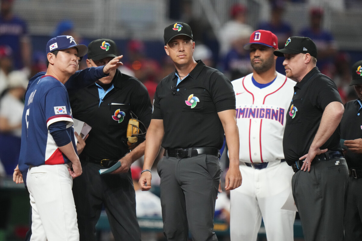 試合前にスタメン表の交換を巡って対立していたドミニカ共和国のプホルス監督（右）と韓国のリュ・ヒョジン監督（左）（写真・ＡＰ/アフロ）