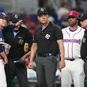 試合前にスタメン表の交換を巡って対立していたドミニカ共和国のプホルス監督（右）と韓国のリュ・ヒョジン監督（左）（写真・ＡＰ/アフロ）