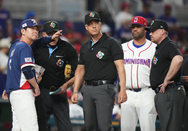 試合前にスタメン表の交換を巡って対立していたドミニカ共和国のプホルス監督（右）と韓国のリュ・ヒョジン監督（左）（写真・ＡＰ/アフロ）