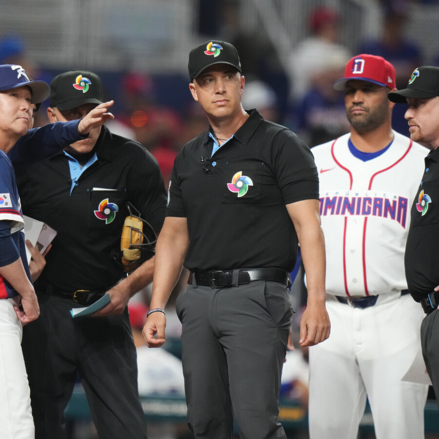 試合前にスタメン表の交換を巡って対立していたドミニカ共和国のプホルス監督（右）と韓国のリュ・ヒョジン監督（左）（写真・ＡＰ/アフロ）