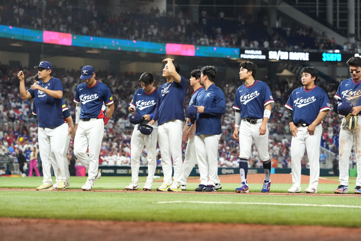 ドミニカ共和国に1－10で7回コールドで敗れた韓国ナインはスタンドのファンに深々と頭を下げた（写真・AP/アフロ）