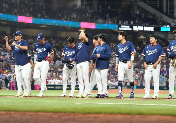 ドミニカ共和国に1－10で7回コールドで敗れた韓国ナインはスタンドのファンに深々と頭を下げた（写真・AP/アフロ）