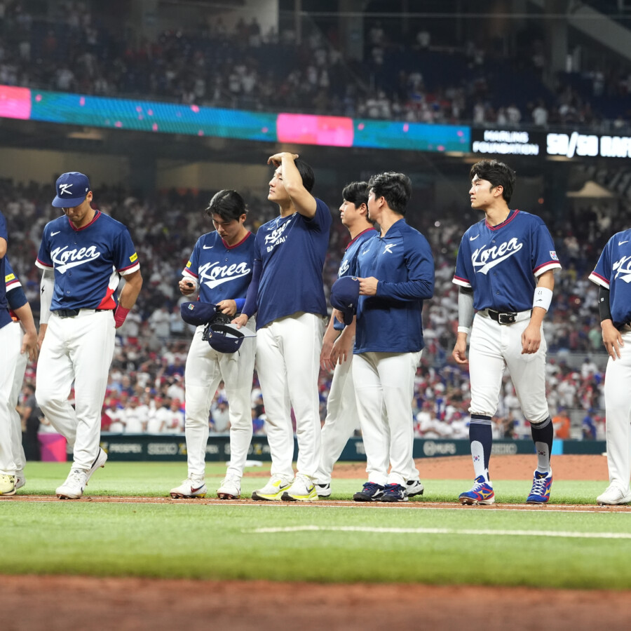 ドミニカ共和国に1－10で7回コールドで敗れた韓国ナインはスタンドのファンに深々と頭を下げた（写真・AP/アフロ）