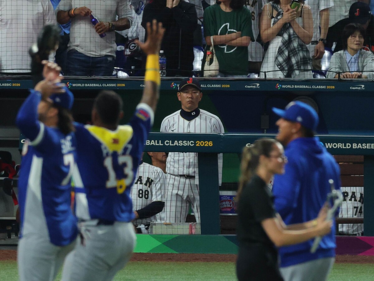 敗れた井端監督はベンチで憮然（写真：スポーツ報知/アフロ）