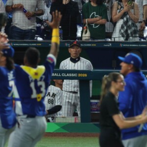敗れた井端監督はベンチで憮然（写真：スポーツ報知/アフロ）