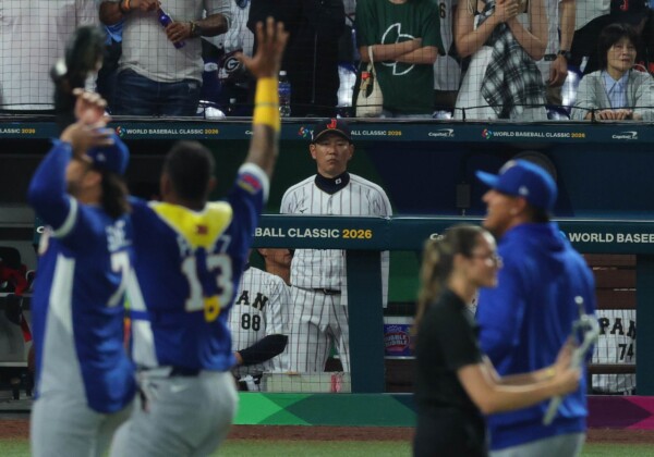 敗れた井端監督はベンチで憮然（写真：スポーツ報知/アフロ）