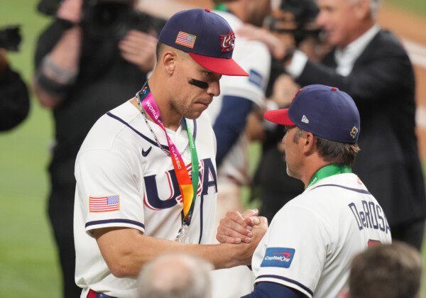 悔しい銀メダルを首からかけた米国主将のアーロン・ジャッジはマーク・デローサ監督と何を語り合ったのだろうか（写真・AP/アフロ）