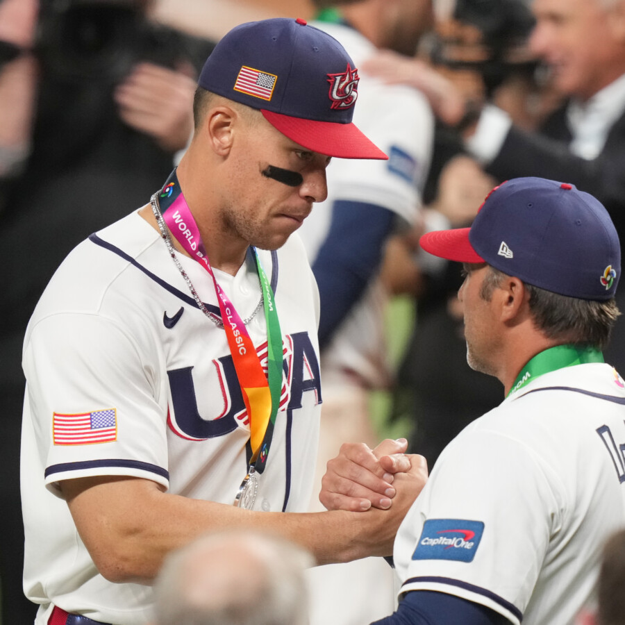 悔しい銀メダルを首からかけた米国主将のアーロン・ジャッジはマーク・デローサ監督と何を語り合ったのだろうか（写真・AP/アフロ）