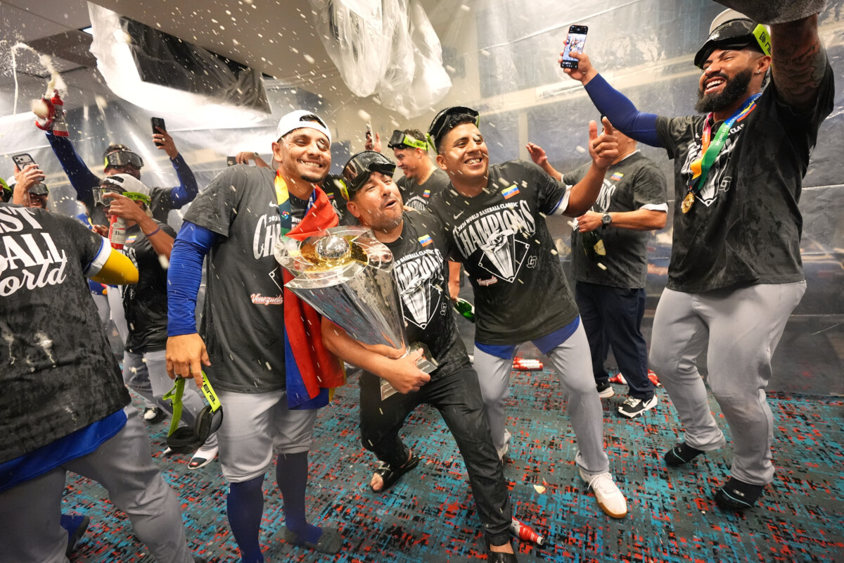 WBCで優勝したベネズエラがロッカーで歓喜のシャンパンファイト（写真・AP/アフロ）