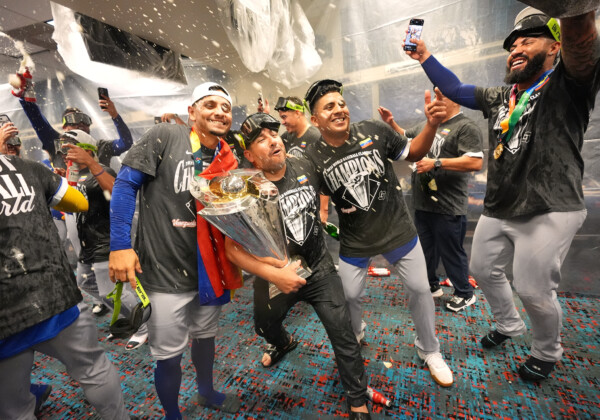 WBCで優勝したベネズエラがロッカーで歓喜のシャンパンファイト（写真・AP/アフロ）