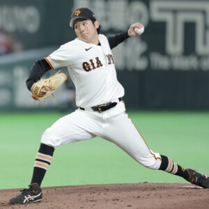 巨人の開幕投手に指名されたドラフト1位の竹丸が6回1失点の内容で勝ち投手に（写真・スポーツ報知/アフロ））