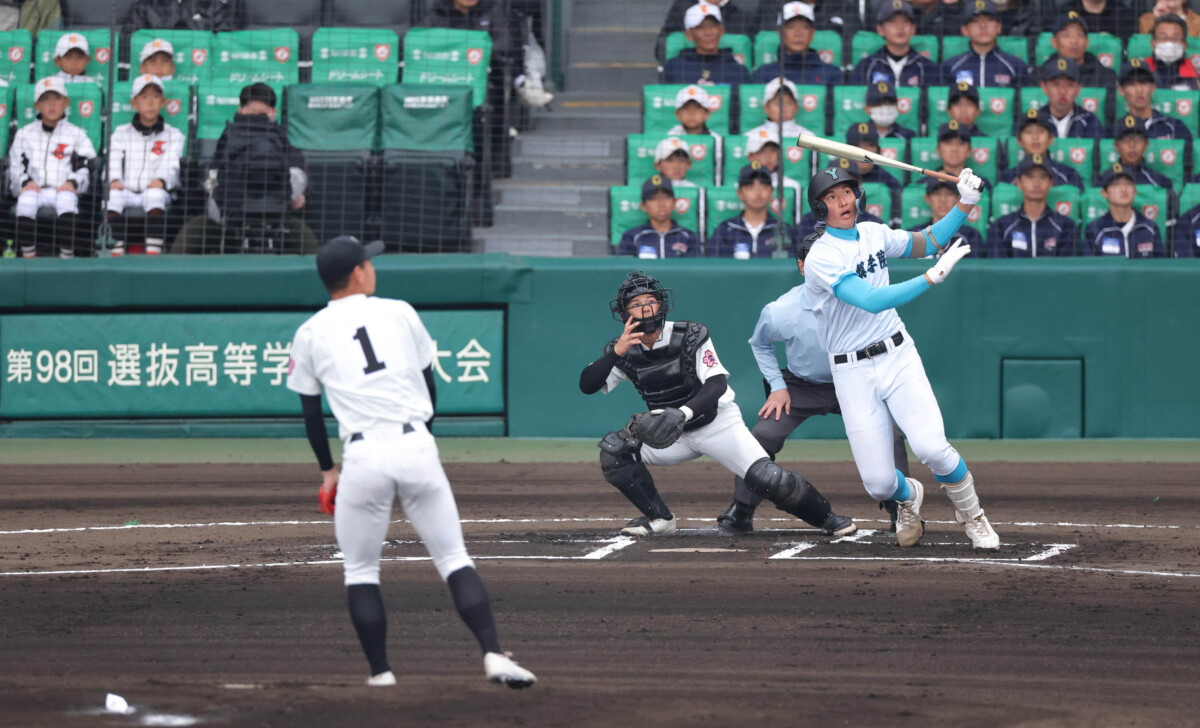 山梨学院の怪物二刀流の菰田が第1打席の初球を捉えてレフトスタンドへ特大の一発を叩き込む（写真・スポーツ報知/アフロ）