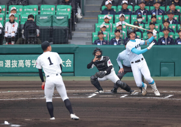 山梨学院の怪物二刀流の菰田が第1打席の初球を捉えてレフトスタンドへ特大の一発を叩き込む（写真・スポーツ報知/アフロ）
