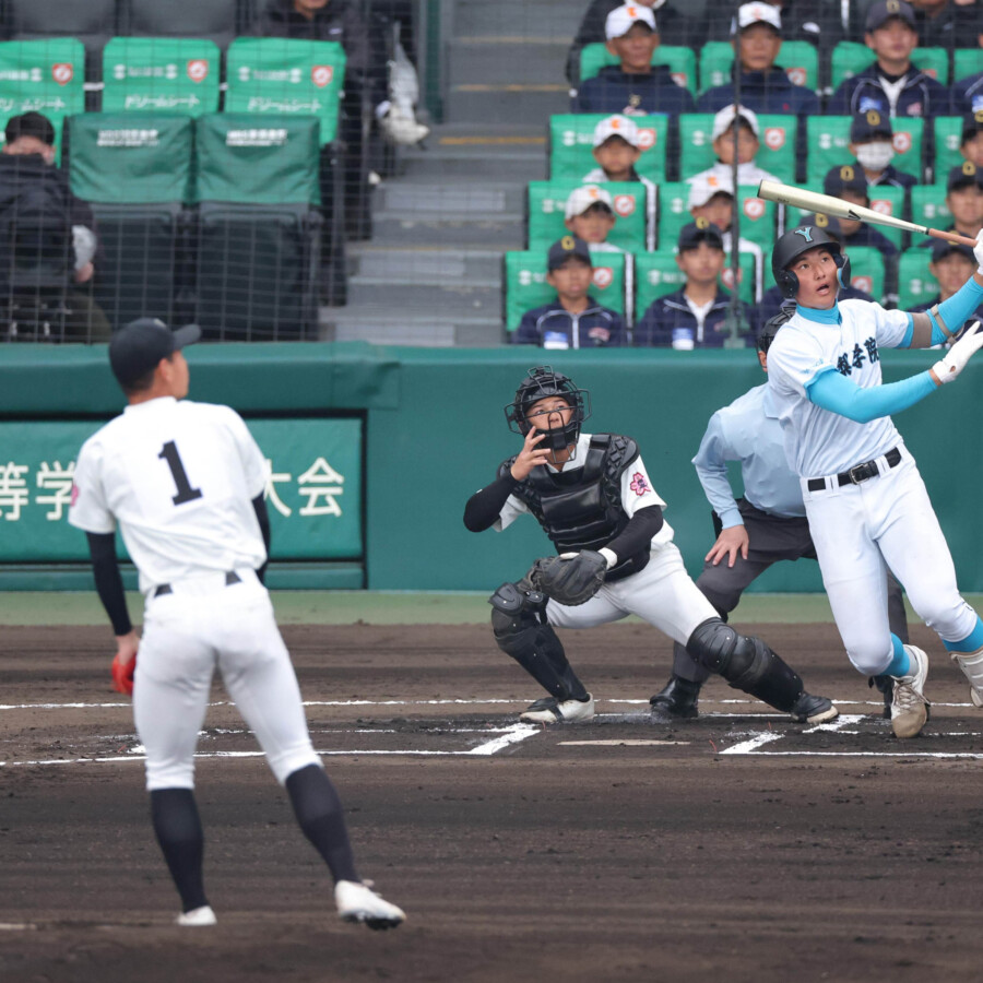 山梨学院の怪物二刀流の菰田が第1打席の初球を捉えてレフトスタンドへ特大の一発を叩き込む(写真・スポーツ報知/アフロ)