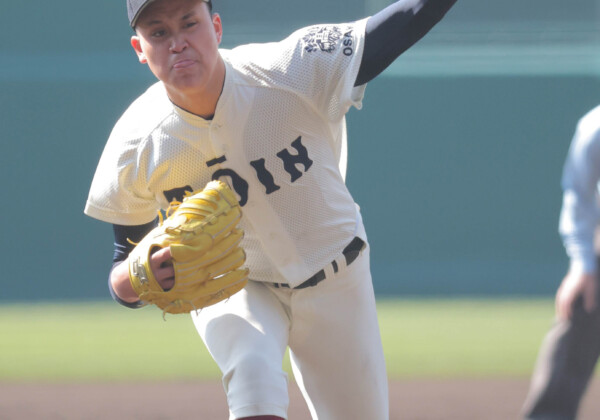 大阪桐蔭の2年生左腕の川本晴大が14奪三振完封をやってのける（写真・スポーツ報知/アフロ）