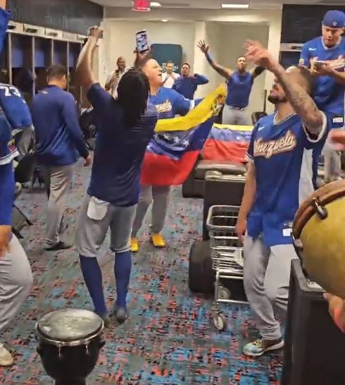 イタリアに勝ったベネズエラ代表はロッカー内で「俺たちはピザを食ったぞ！」と大合唱した（JomboyMediaより）