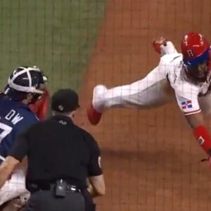 ドミニカ共和国のウラディミール・ゲレーロJrが韓国戦でタッチをかいくぐる決死のダイビングヘッドで先制点を奪う（World Baseball Classic公式Ｘより）