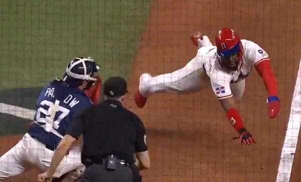 ドミニカ共和国のウラディミール・ゲレーロJrが韓国戦でタッチをかいくぐる決死のダイビングヘッドで先制点を奪う（World Baseball Classic公式Ｘより）