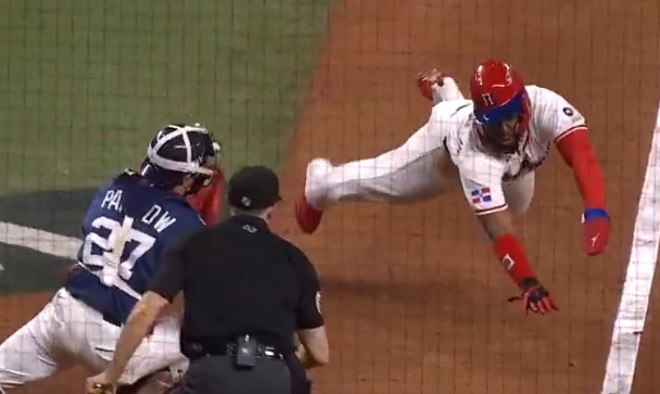 ドミニカ共和国のウラディミール・ゲレーロJrが韓国戦でタッチをかいくぐる決死のダイビングヘッドで先制点を奪う（World Baseball Classic公式Ｘより）