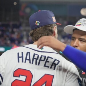 ハーパーは表彰式で自軍ベンチへ戻らず優勝したベネズエラの選手を祝福した（ＷＢＣ公式Ｘより）