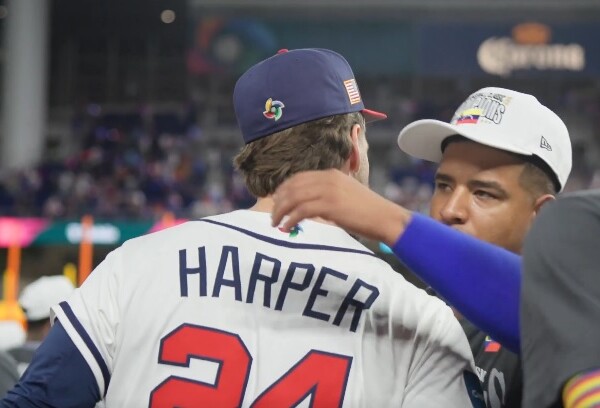 ハーパーは表彰式で自軍ベンチへ戻らず優勝したベネズエラの選手を祝福した（ＷＢＣ公式Ｘより）