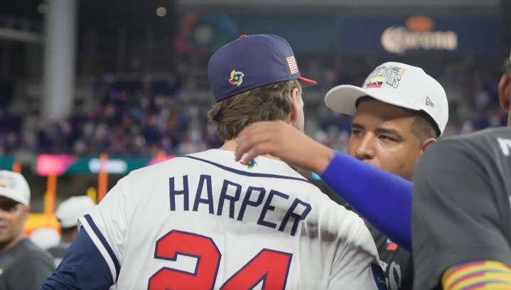 ハーパーは表彰式で自軍ベンチへ戻らず優勝したベネズエラの選手を祝福した（ＷＢＣ公式Ｘより）