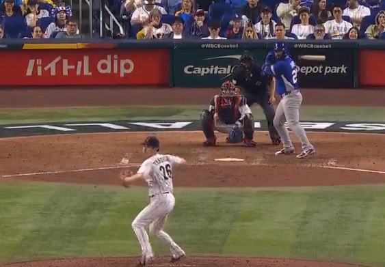 種市がまさかの牽制悪送球で1点を失う（World Baseball Classic公式Ｘより）