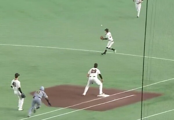 巨人が浦田の"ミス"で2点の勝ち越し縁を許す（DRAMATIC BASEBALL 2026公式Ｘより）