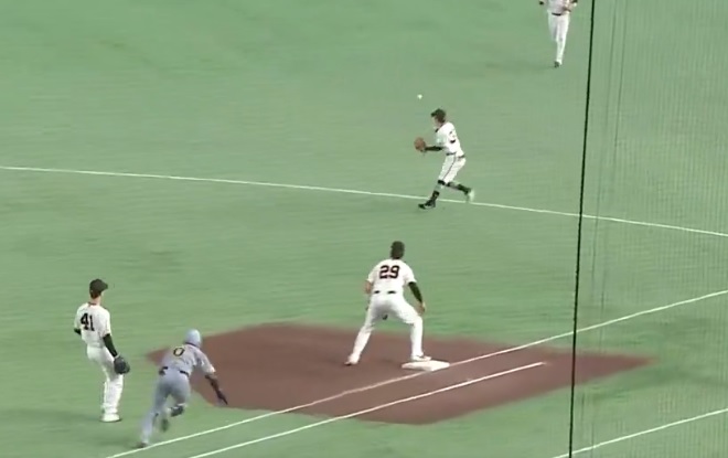 巨人が浦田の"ミス"で2点の勝ち越し縁を許す（DRAMATIC BASEBALL 2026公式Ｘより）