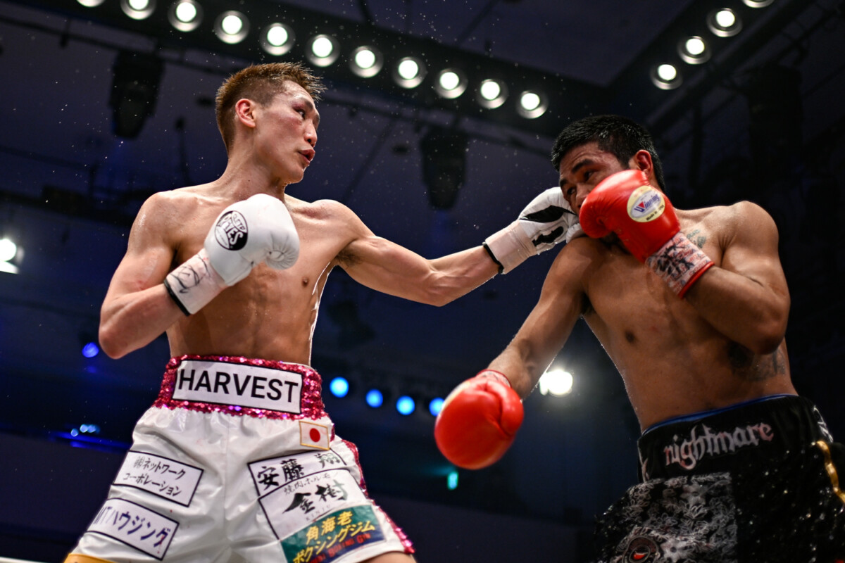 小國（左）がタパレスを判定で破る大番狂わせを演じた（写真・山口裕朗）