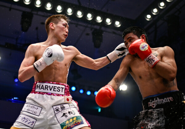 小國（左）がタパレスを判定で破る大番狂わせを演じた（写真・山口裕朗）