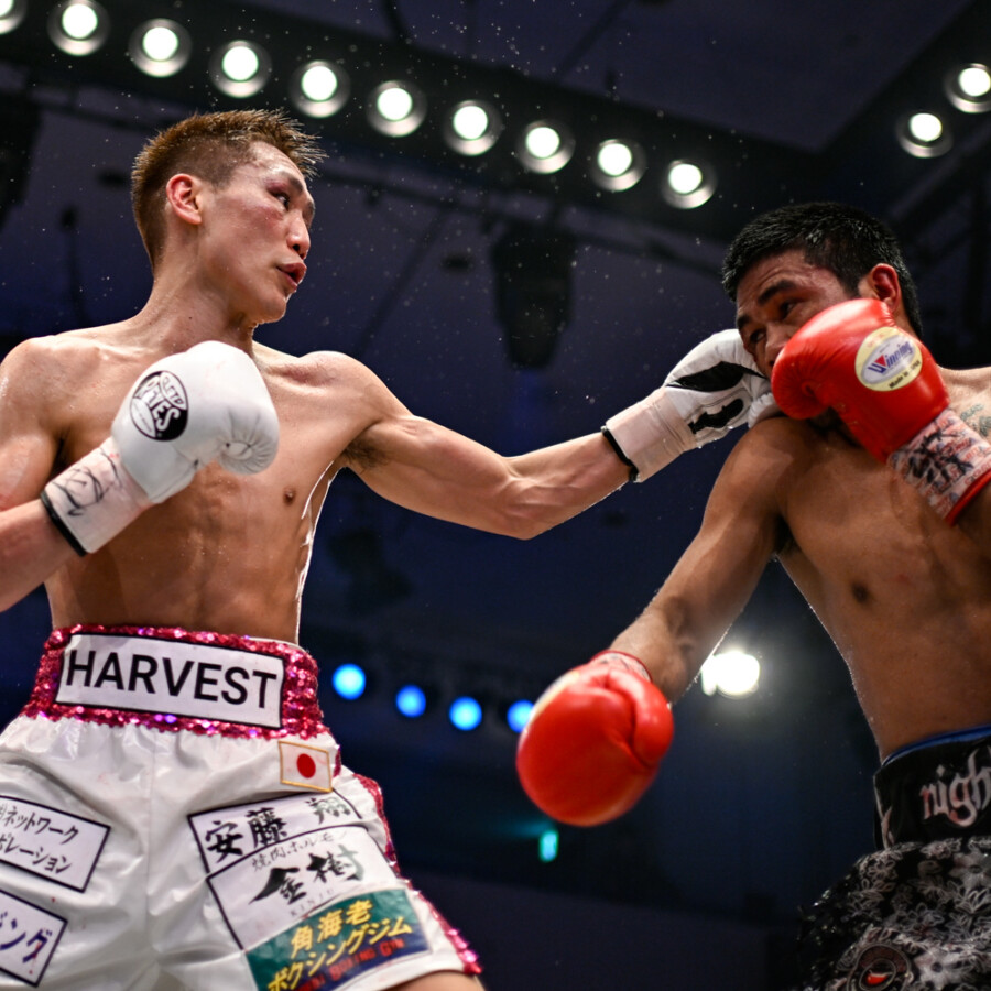 小國(左)がタパレスを判定で破る大番狂わせを演じた(写真・山口裕朗)