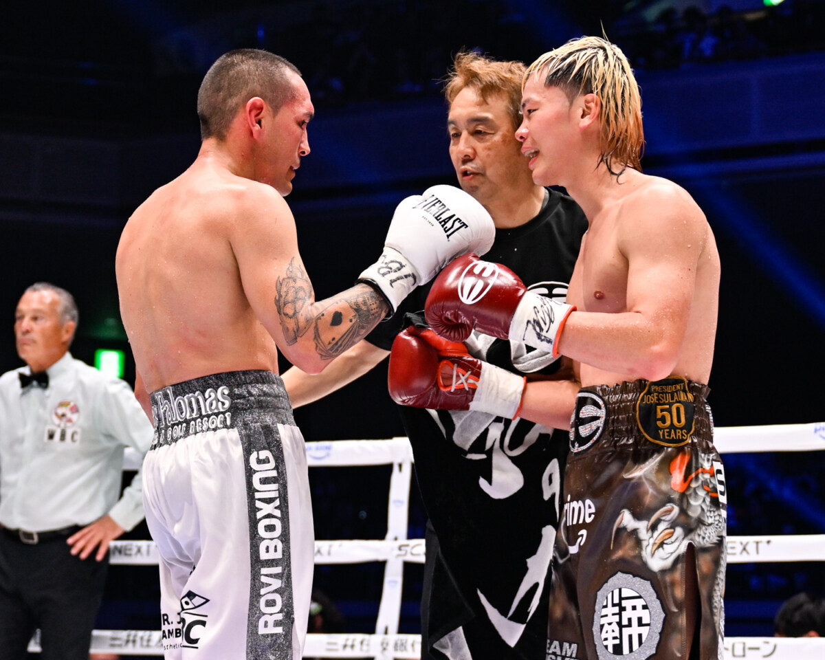 試合後に天心とエストラーダは健闘を称え合う（写真・山口裕朗）