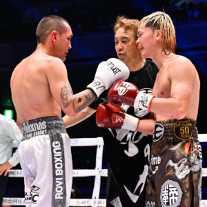 試合後に天心とエストラーダは健闘を称え合う（写真・山口裕朗）