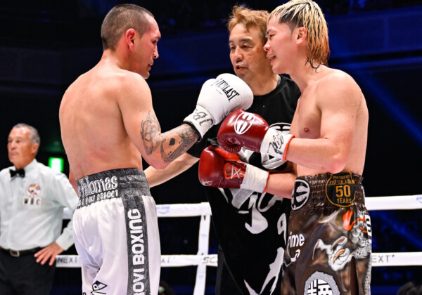 試合後に天心とエストラーダは健闘を称え合う（写真・山口裕朗）