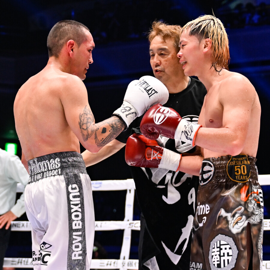 試合後に天心とエストラーダは健闘を称え合う（写真・山口裕朗）