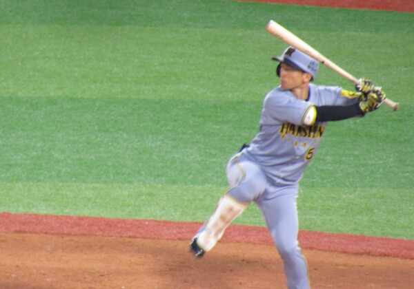 阪神の近本光司が26日の広島戦で左手首に死球を受けて骨折登録を抹消された（写真は資料）