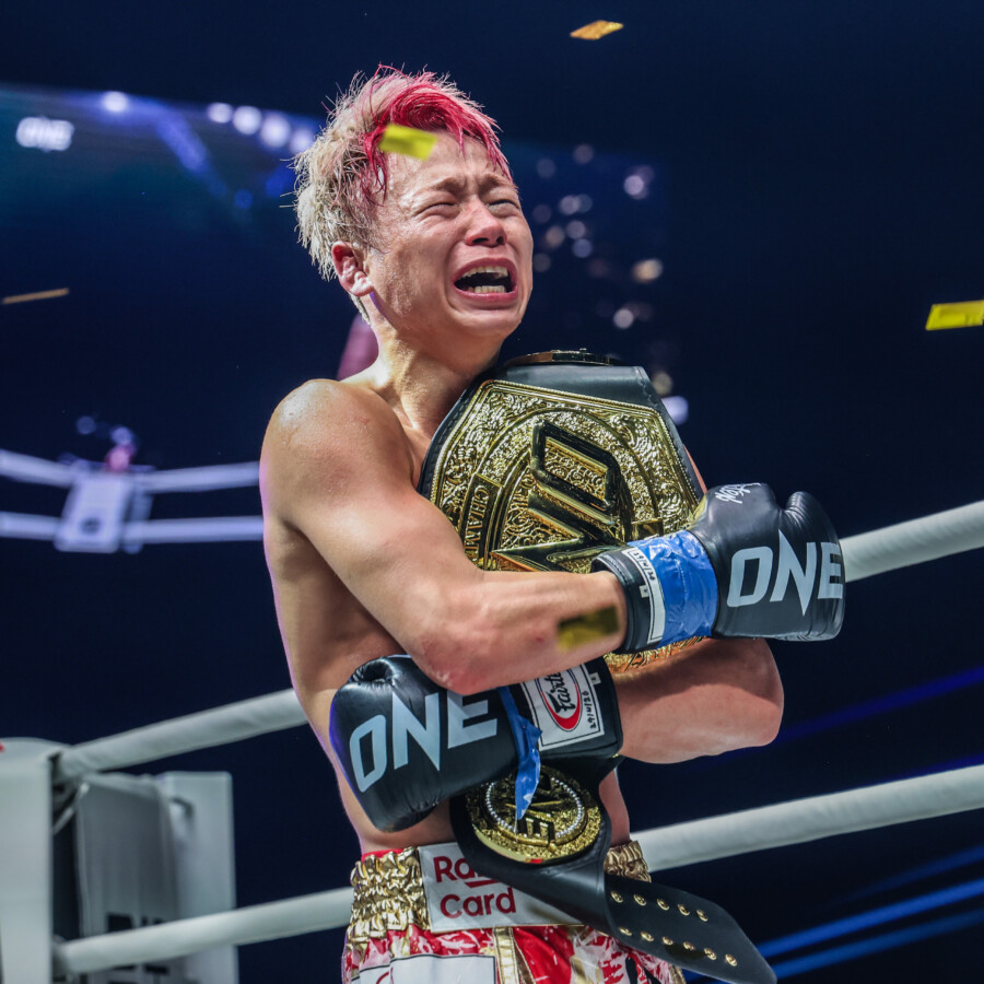 武尊は引退マッチでロッタンを5回TKOで倒してリベンジを果たし号泣した（写真・ONE SAMURAI 1 フライ級キックボクシング暫定世界王者決定戦 ロッタン VS 武尊）