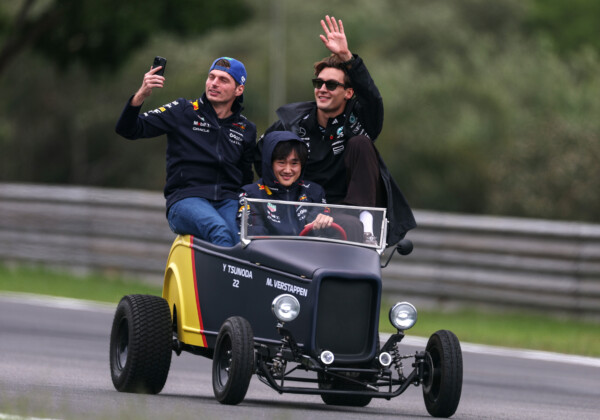 フェルスタッペン（写真左）が移籍するとすれば有力候補とされるメルセデスのジョージ・ラッセル（写真右）が不快感を示した（写真・Getty Images / Red Bull Content Pool)