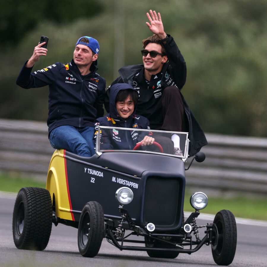 フェルスタッペン（写真左）が移籍するとすれば有力候補とされるメルセデスのジョージ・ラッセル（写真右）が不快感を示した（写真・Getty Images / Red Bull Content Pool)