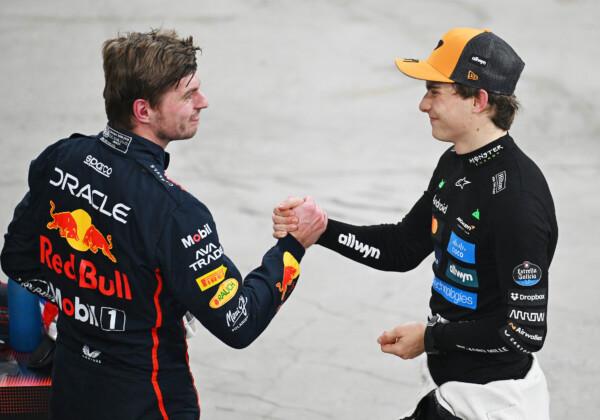 レッドブルのフェルスタッペン（左）の後任にマクラーレンのピアストリが浮上？！（Getty Images / Red Bull Content Pool）