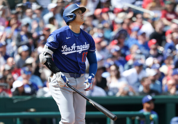 大谷が待望の今季1号を放った後に空を見上げて祈りを捧げるポーズをとった（写真・ＡＰ/アフロ）